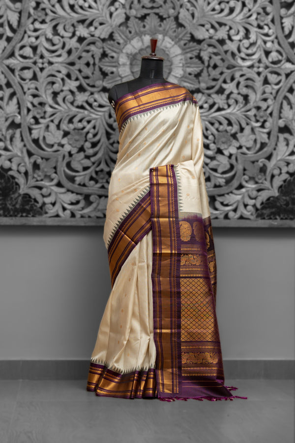 Small Border Kuttu Gadwal Saree
